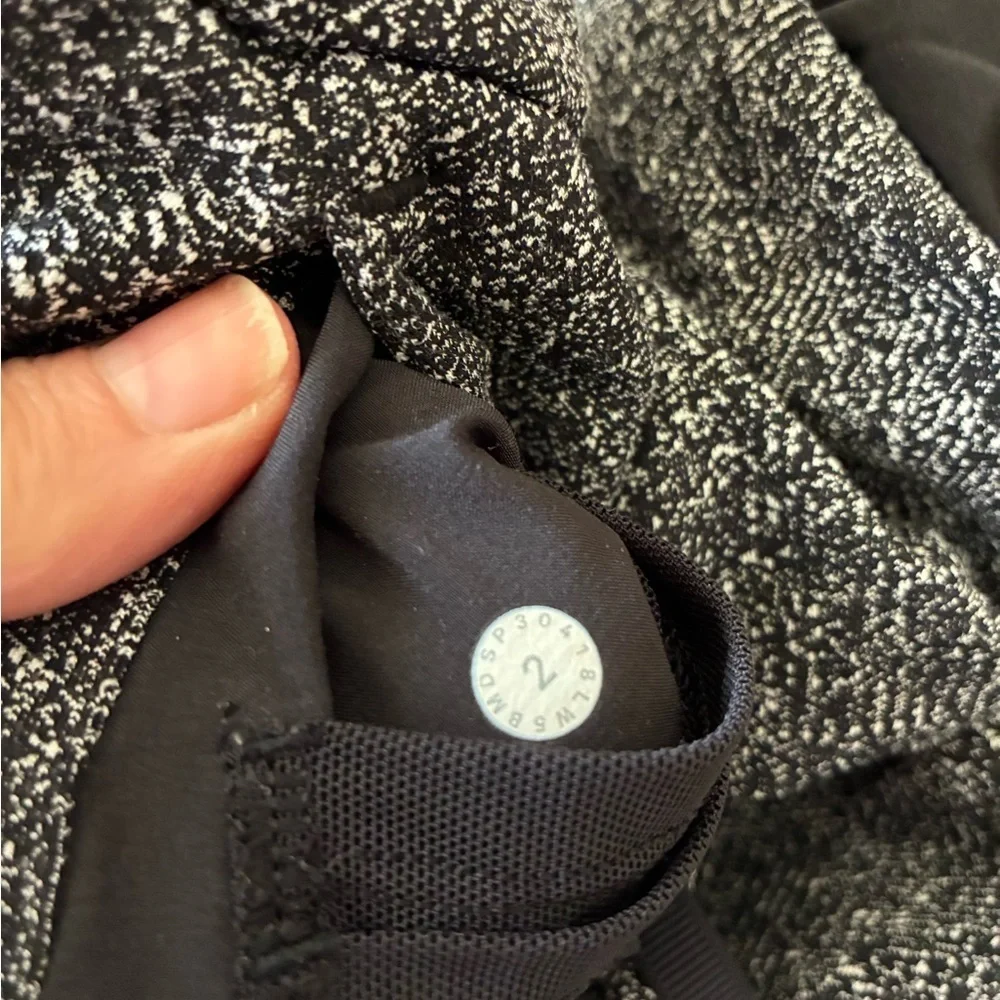 Lululemon Women’s On The Fly joggers black and white feathered jacquard Size 2